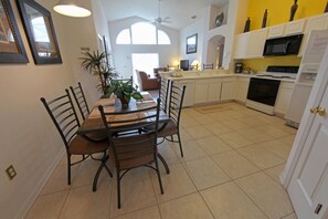 In-room dining - 3BR 2BA Home in Rolling Hiils by CV-2616 (Kissimmee)