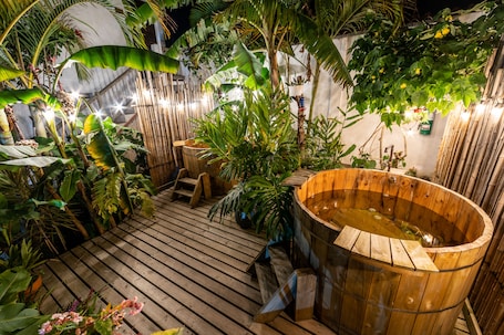 Outdoor spa tub. Hotel Terasu Salento