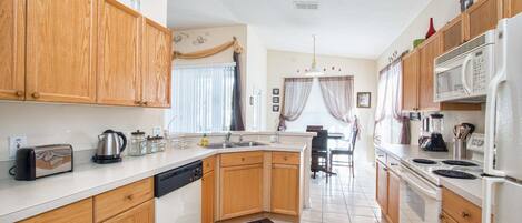House, 3 Bedrooms, Private Pool | Private kitchen | Full-sized fridge, microwave, oven, stovetop