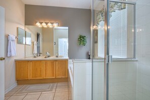 House, 3 Bedrooms, Private Pool | Bathroom | Towels, shampoo - 3BR 2BA Home in Windsor Palms by CV-8168 (Kissimmee)