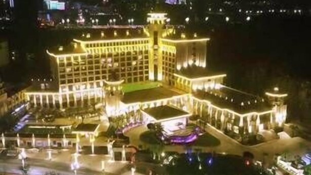 Un grand hôtel, bien éclairé, doté de plusieurs ailes et d’une cour intérieure.