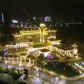 Front of property – evening/night - Jinqian Jiahua International Hotel (Zunyi)
