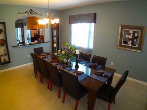 House, 6 Bedrooms, Private Pool | In-room dining