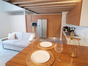 设计复式房 | 私人厨房 | 大冰箱、微波炉、烤箱、炉灶