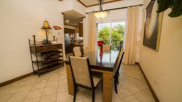 Appart'hôtel, plusieurs lits (Los Suenos Resort Veranda 2B) | Coin petit déjeuner | Petit déjeuner préparé sur commande servi tous les jours en supplément