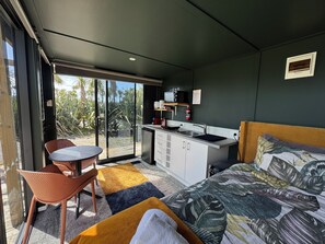 Estudio romántico, 1 cama de matrimonio, vistas parciales al mar | Cocina básica privada | Frigorífico, microondas, placa de cocina y máquina de café espresso