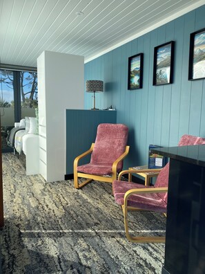 Studio Suite phong cách lãng mạn, 1 giường cỡ queen, quang cảnh công viên | Khu phòng khách | Smart TV, dịch vụ stream 