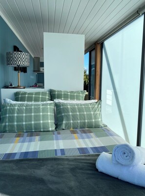 Studio Suite phong cách lãng mạn, 1 giường cỡ queen, quang cảnh công viên | Bộ trải giường bằng vải cotton Ai Cập, bộ đồ giường cao cấp 