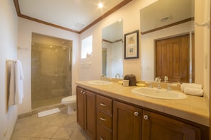 Appart'hĂŽtel, plusieurs lits (Los Suenos Resort Veranda 4B) | Salle de bain | Ensemble douche/baignoire, baignoire relaxante profonde