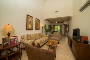 Condo, várias camas (Los Suenos Resort Veranda 6C) | Sala de estar | TV de tela plana