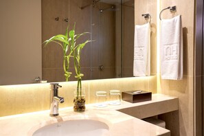 Family Quadruple Room | Bathroom | Shower, rainfall showerhead, eco-friendly toiletries, hair dryer - NH Boulevard Del Río Cali (Cali)