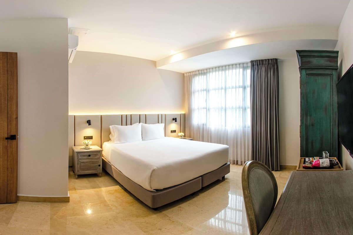 Standard Room | Premium bedding, minibar, in-room safe, iron/ironing board