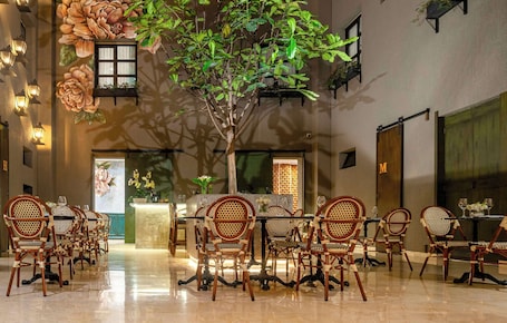 Restaurant. NH Boulevard Del Río Cali