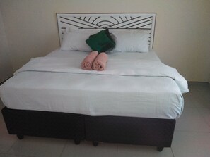 Tabla de planchar con plancha, wifi gratis y ropa de cama 