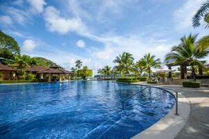 2 piscinas al aire libre, sillones reclinables de piscina