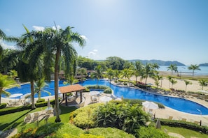 Condo, varias camas (Los Suenos Resort Veranda 4F) | Bar de playa