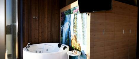 Une salle de bain moderne dotée d’un grand jacuzzi, de meubles en bois et d’une grande fresque murale.