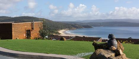 Ulkouima-allas avoinna 9.00–21.30, aurinkotuoleja