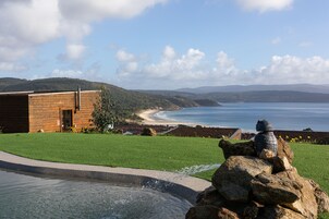 Una piscina al aire libre (de 09:00 a 21:30), tumbonas