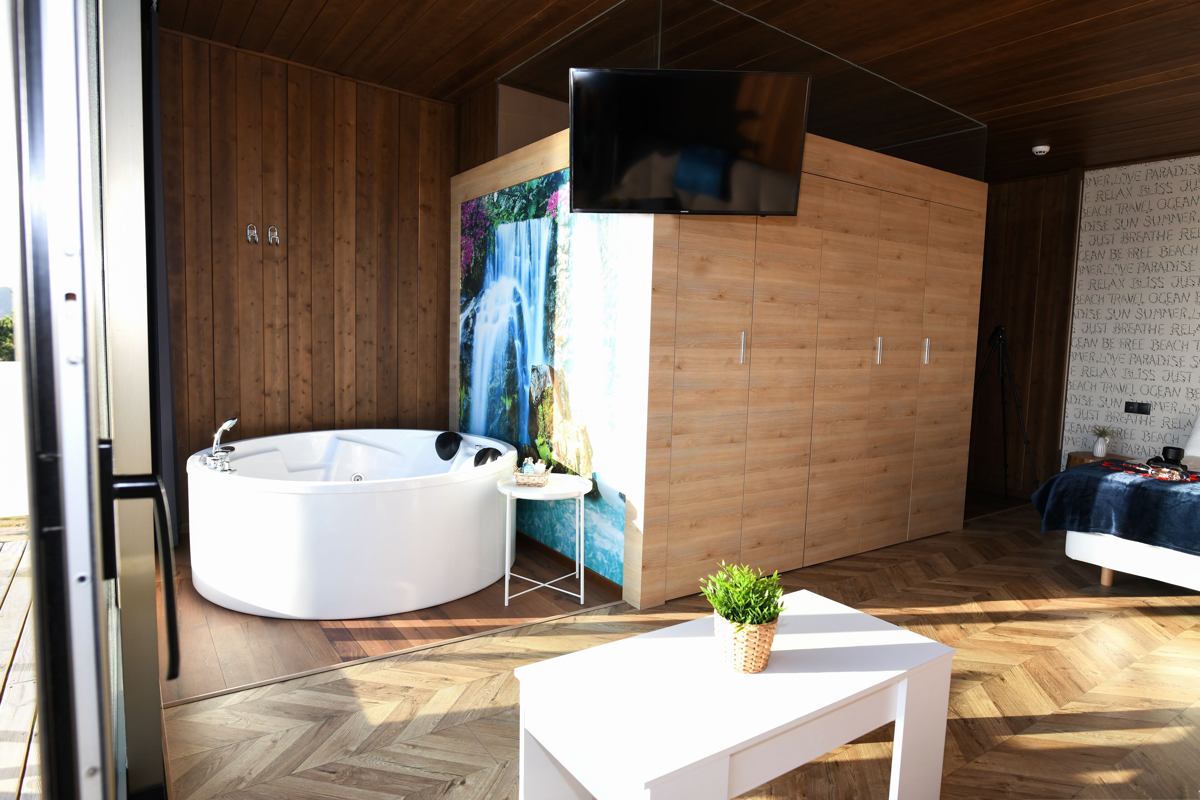Luxury Cabin | Private spa tub