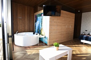 Luxury Cabin | Private spa tub