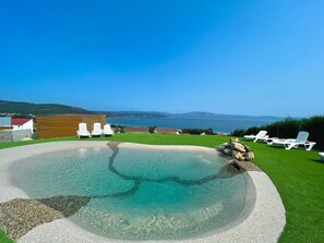 Piscine extérieure, chaises longues