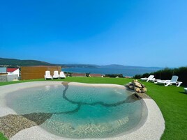 Una piscina al aire libre (de 09:00 a 21:30), tumbonas