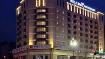 واجهة المنشأة - في المساء/الليل