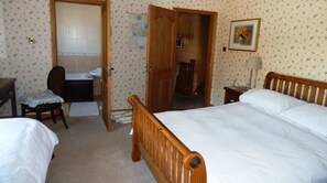 Double Room | Desk, soundproofing, iron/ironing board, rollaway beds