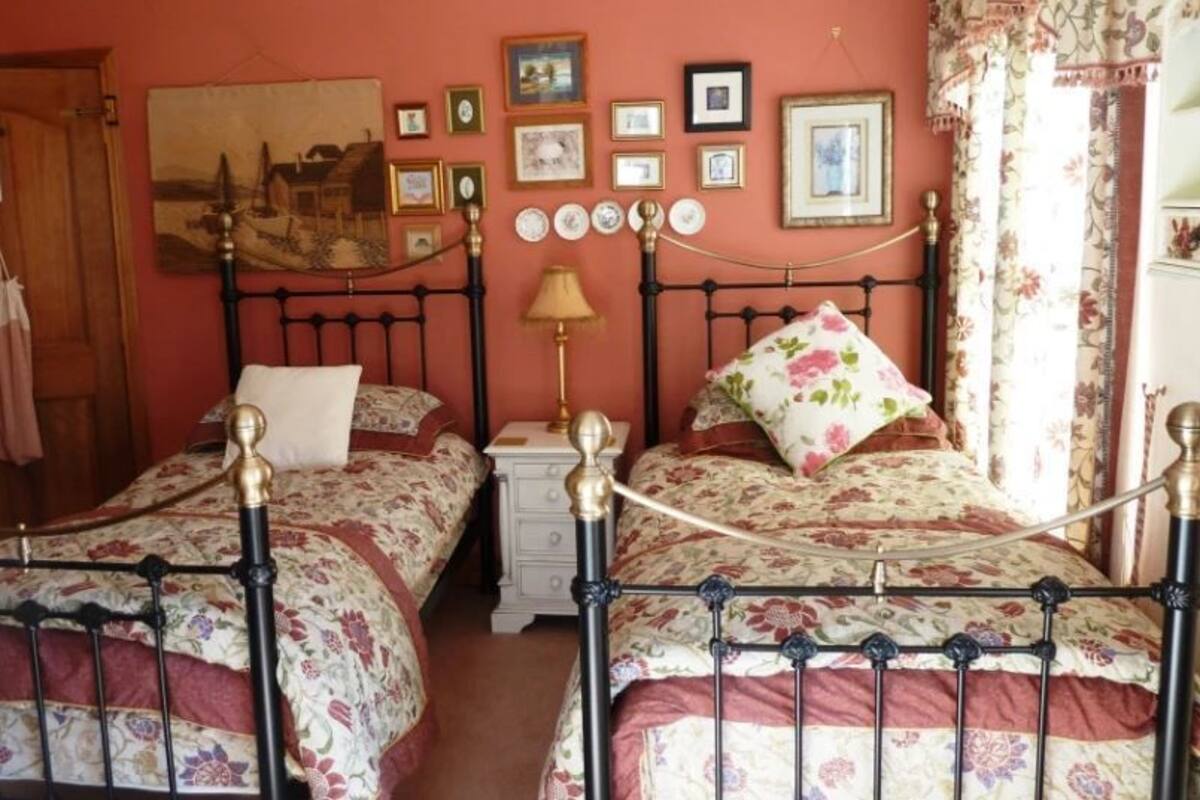 Escritorio, sistema de insonorización y tabla de planchar con plancha