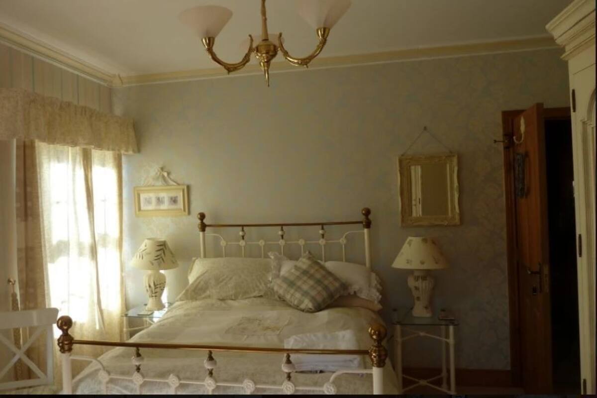 Escritorio, sistema de insonorización y tabla de planchar con plancha