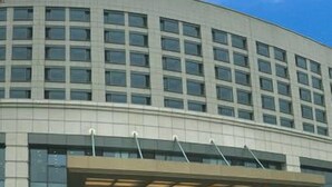 A modern building with a curved facade, large windows, and a covered entrance area. - Airport Hotel Hefei (Hefei)