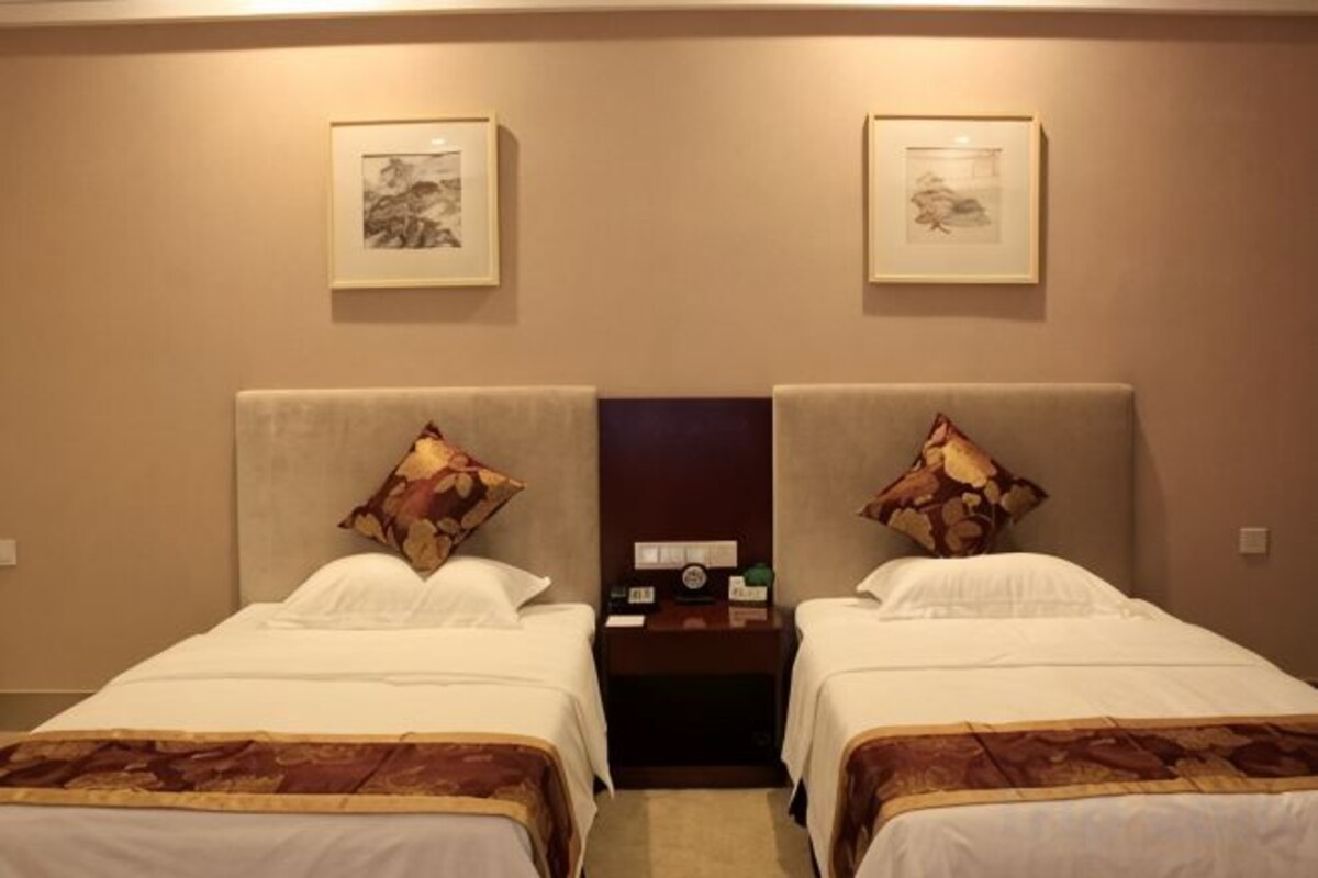 Business Queen Room