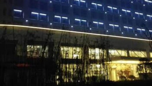A building with multiple windows and a sign that reads "Airport Hotel". - Airport Hotel Hefei (Hefei)