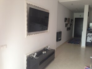 Departamento, 1 habitación | Sala de estar | Televisión de pantalla plana