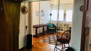 Klassiek appartement, 1 queensize bed, privébadkamer | Woonruimte | Een 32-inch flatscreentelevisie met kabelzenders en televisie