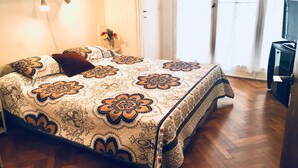 Klassiek appartement, 1 queensize bed, privébadkamer | 1 slaapkamer, verduisterende gordijnen, gratis wifi