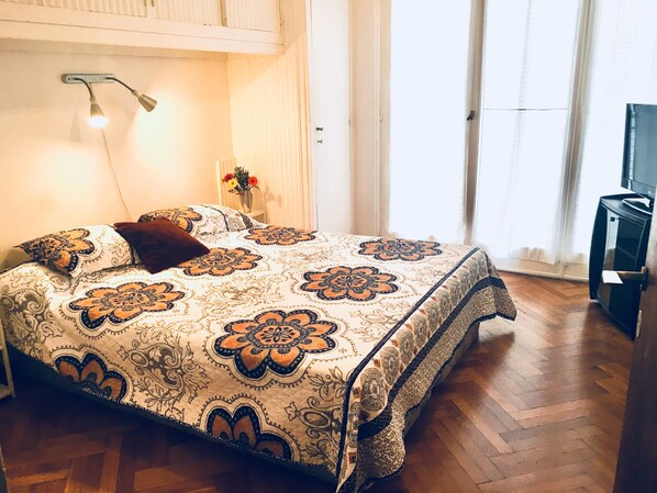 Departamento clásico, 1 cama Queen size, baño privado | 1 habitación, decoración personalizada y muebles diferentes 