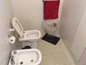 Departamento clásico, 1 cama Queen size, baño privado | Baño | Regadera, amenidades de baño gratuitas, secadora de cabello, toallas 