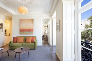 Apartamento Deluxe, 2 habitaciones (Esperanca) | Zona de estar | Una televisión LCD