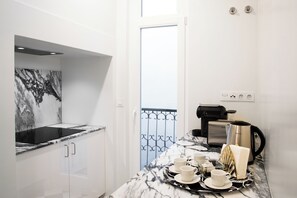 Departamento Deluxe, 2 habitaciones (Esperanca) | Cocina privada | Refrigerador, microondas, parrilla de estufa y lavavajillas