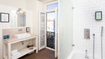 Apartemen Deluks, 2 kamar tidur (Chafariz) | Kamar mandi | Perlengkapan mandi desainer, pengering rambut, handuk, dan sabun