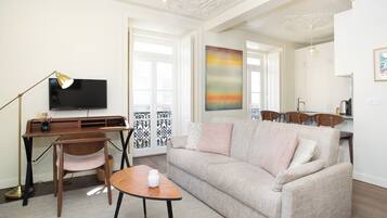 Deluxe Apartment, 1 Bedroom (Santos) | Living area | LCD TV