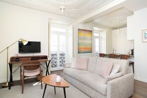 Căn hộ Deluxe, 1 phòng ngủ (Santos) | Khu phòng khách | TV LCD 