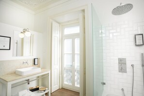 Deluxe-Apartment, 2 Schlafzimmer (Esperanca) | Badezimmer | Designer-Toilettenartikel, Haartrockner, Handtücher, Seife