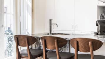 Deluxe Apartment, 1 Bedroom (Santos) | Private kitchen | Fridge, microwave, stovetop, dishwasher