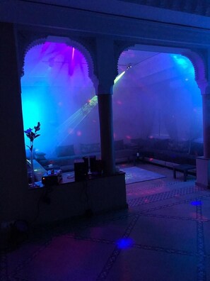 Villa Deluxe - flera sängar - tillgänglighetsanpassat | Vardagsrum | Eldstad