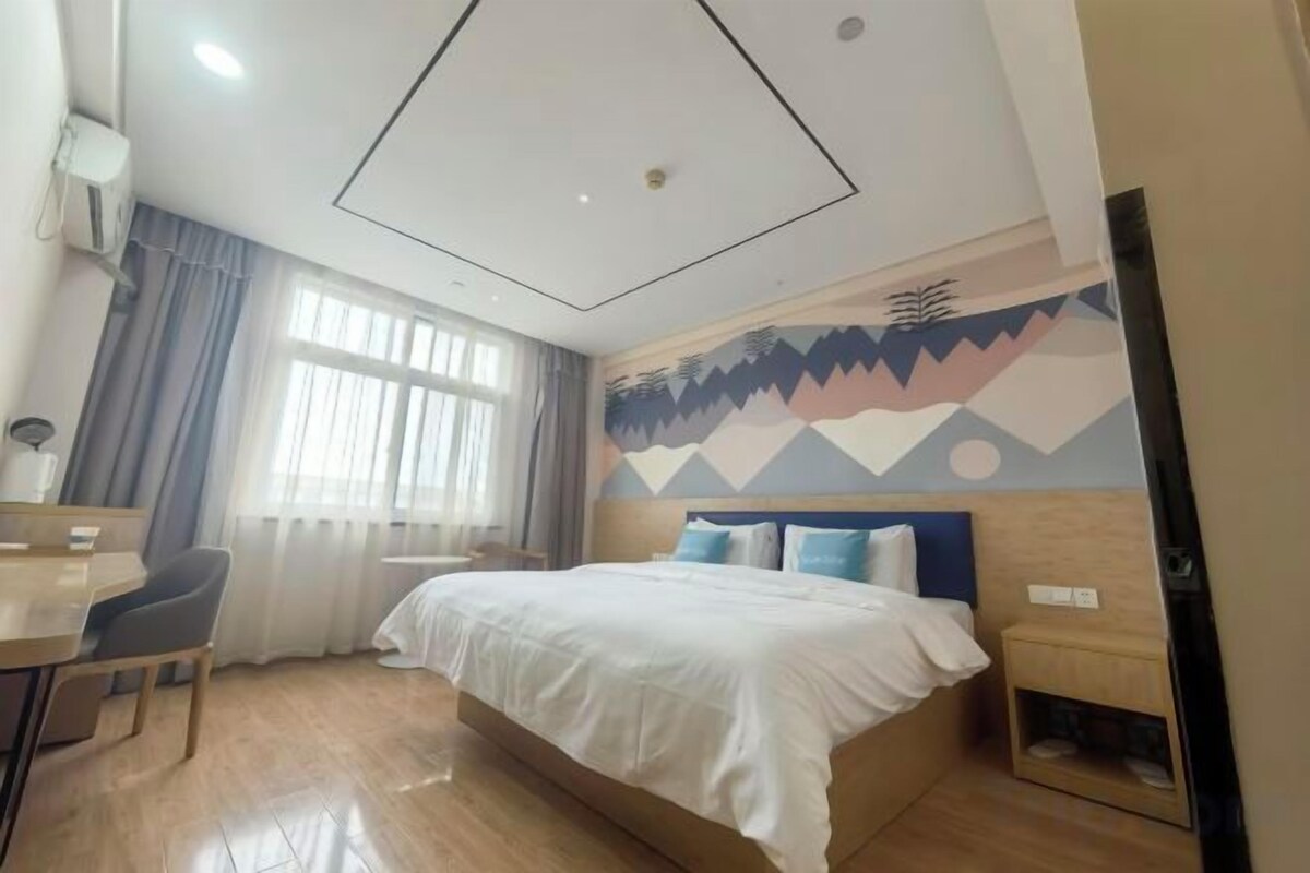 Sleep Comfortably In 0 Queen Bed Room.