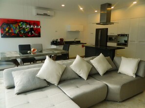 Deluxe-Stadtwohnung, Mehrere Betten, Nichtraucher | Wohnzimmer | 42-Zoll-Smart-TV mit Premium-TV-Sendern, Fernseher, Netflix