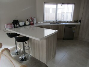 Departamento ejecutivo, 2 habitaciones, para no fumadores | Cocina privada | Microondas, horno, cafetera y tetera y tetera eléctrica